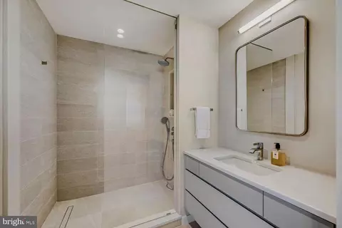 Bath - 1200 Steuart St #1811, Baltimore, MD 21230 photo 4 of 4