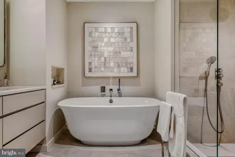 Bath - 1200 Steuart St #1811, Baltimore, MD 21230 photo 3 of 4