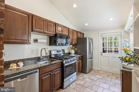 Kitchen - 660 Washington Blvd, Baltimore, MD 21230 photo 1 of 1