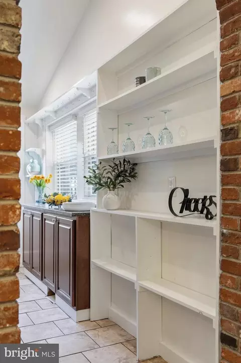 Entry Way - 660 Washington Blvd, Baltimore, MD 21230 photo 5 of 13