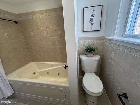 Bath - 3217 Shannon Dr, Baltimore, MD 21213 photo 3 of 5