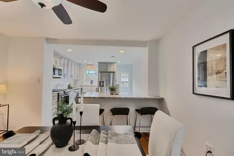 Dining - 4 S East Ave, Baltimore, MD 21224 photo 3 of 4