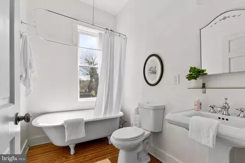Bath - 2500 Brookfield Ave, Baltimore, MD 21217 photo 1 of 3