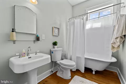 Bath - 2500 Brookfield Ave, Baltimore, MD 21217 photo 3 of 3