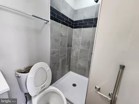 Bath - 1634 N Wolfe St, Baltimore, MD 21213 photo 2 of 5