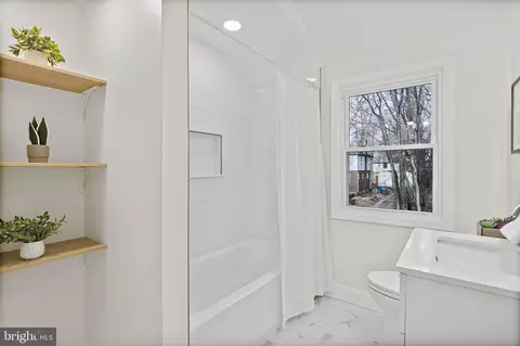 Bath - 402 Westgate Rd, Baltimore, MD 21229 photo 2 of 4