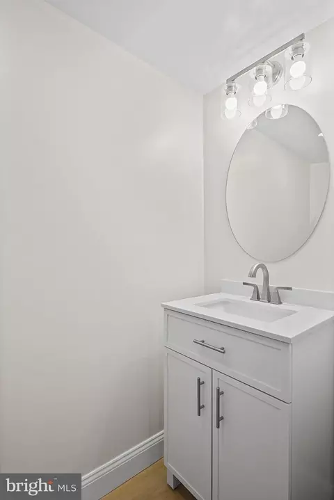 Bath - 402 Westgate Rd, Baltimore, MD 21229 photo 3 of 4