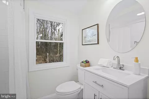 Bath - 402 Westgate Rd, Baltimore, MD 21229 photo 1 of 4