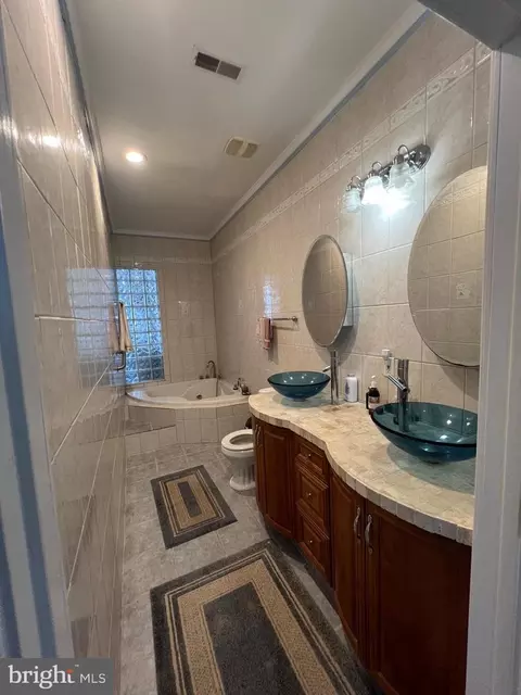 Bath - 1205 Argyle Ave, Baltimore, MD 21217 photo 1 of 3