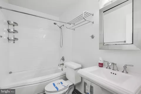 Bath - 1011 Hunter St #E-4, Baltimore, MD 21202 photo 1 of 1
