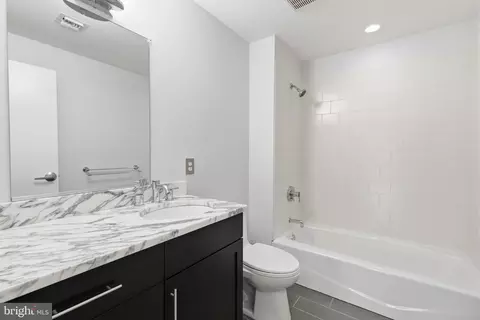 Bath - 1200 Steuart St #1035, Baltimore, MD 21230 photo 2 of 5