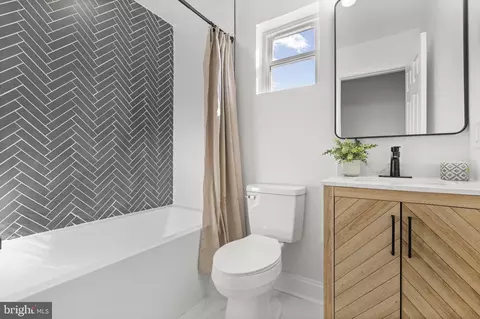 Bath - 1631 E Oliver St, Baltimore, MD 21213 photo 1 of 5