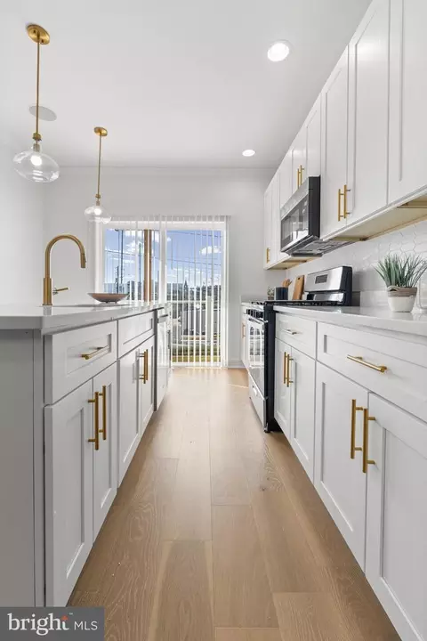 Entry Way - 1631 E Oliver St, Baltimore, MD 21213 photo 6 of 12