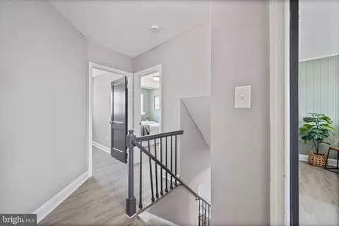 Entry Way - 4927 Sinclair Ln, Baltimore, MD 21206 photo 4 of 6