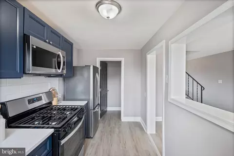 Entry Way - 4927 Sinclair Ln, Baltimore, MD 21206 photo 5 of 6