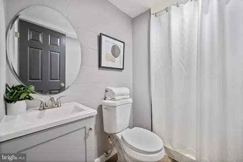 Bath - 4927 Sinclair Ln, Baltimore, MD 21206 photo 1 of 3