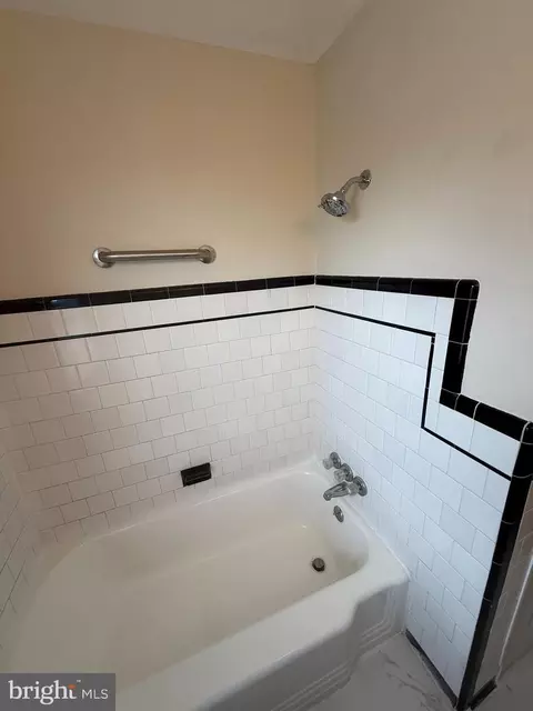 Bath - 528 Random Rd, Baltimore, MD 21229 photo 4 of 5