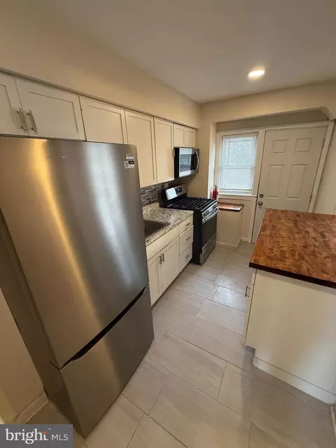 Kitchen - 528 Random Rd, Baltimore, MD 21229 photo 2 of 3