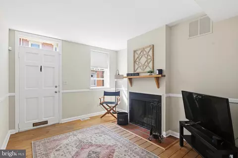 Entry Way - 30 E Hamburg St, Baltimore, MD 21230 photo 1 of 2