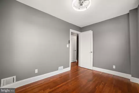 Entry Way - 4434 Manorview Rd, Baltimore, MD 21229 photo 5 of 9