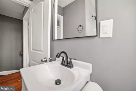Entry Way - 4434 Manorview Rd, Baltimore, MD 21229 photo 4 of 9
