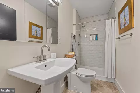 Bath - 204 S 1 S Castle St, Baltimore, MD 21231 photo 3 of 3