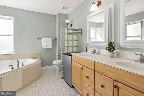 Bath - 21 E Fort Ave E, Baltimore, MD 21230 photo 2 of 4