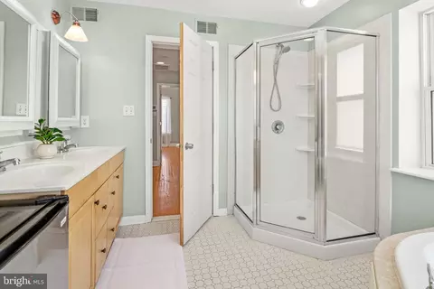 Bath - 21 E Fort Ave E, Baltimore, MD 21230 photo 3 of 4