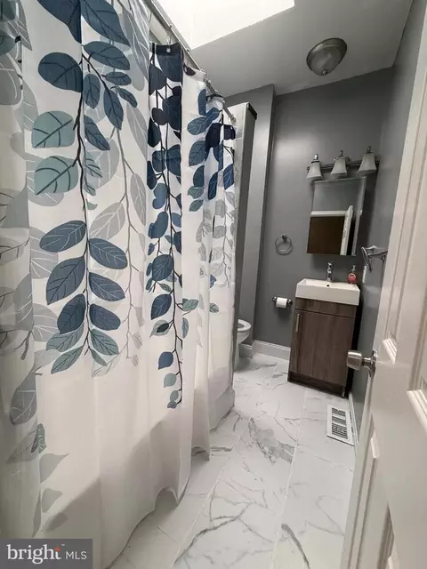 Bath - 502 Lyndhurst St, Baltimore, MD 21229 photo 1 of 3
