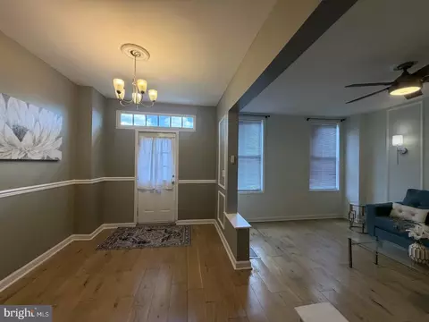 Entry Way - 502 Lyndhurst St, Baltimore, MD 21229 photo 5 of 9