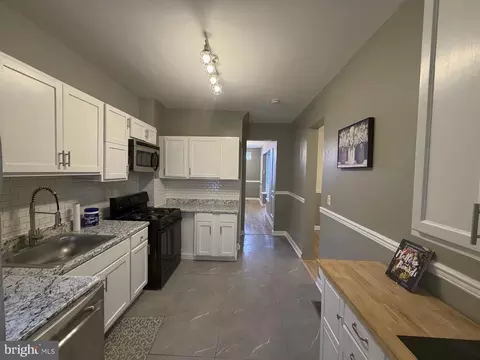 Entry Way - 502 Lyndhurst St, Baltimore, MD 21229 photo 9 of 9