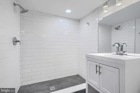 Bath - 615 Linnard St, Baltimore, MD 21229 photo 6 of 6