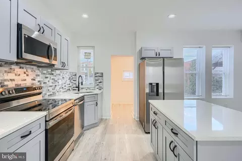 Entry Way - 615 Linnard St, Baltimore, MD 21229 photo 3 of 4