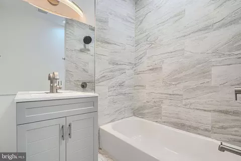 Bath - 615 Linnard St, Baltimore, MD 21229 photo 1 of 6