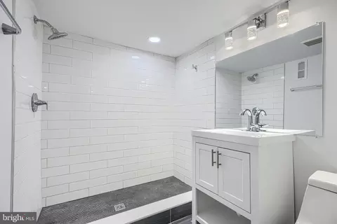 Bath - 615 Linnard St, Baltimore, MD 21229 photo 5 of 6