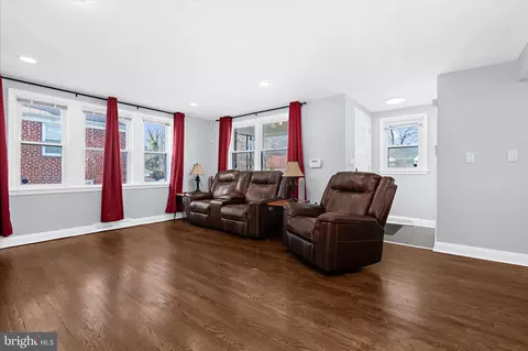 Living - 726 Nottingham Rd, Baltimore, MD 21229 photo 4 of 5