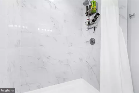 Bath - 726 Nottingham Rd, Baltimore, MD 21229 photo 6 of 8
