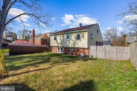 Exterior - 726 Nottingham Rd, Baltimore, MD 21229 photo 2 of 5