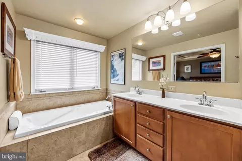 Bath - 1405 Benjamin St, Baltimore, MD 21230 photo 5 of 5