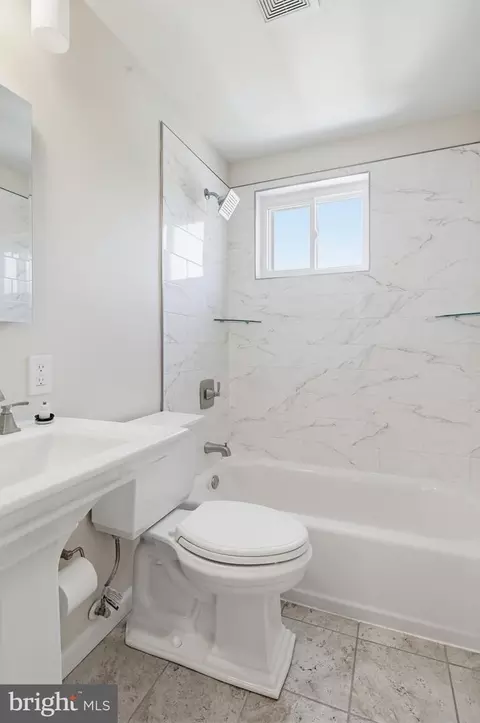 Bath - 4132 Doris Ave, Baltimore, MD 21225 photo 1 of 2