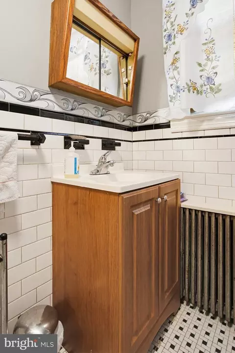 Bath - 4308 Parkside Dr, Baltimore, MD 21206 photo 2 of 3