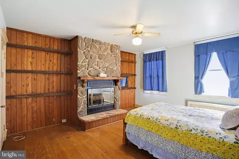 Bedroom - 4308 Parkside Dr, Baltimore, MD 21206 photo 4 of 5