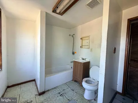 Bath - 2014 Eagle St, Baltimore, MD 21223 photo 1 of 1