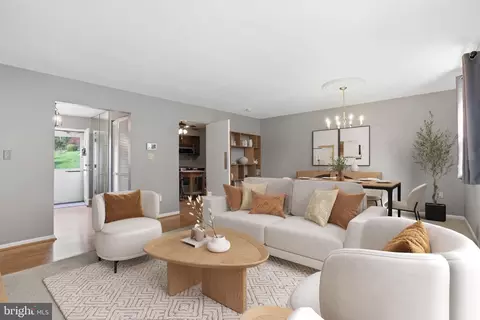 Living - 405 Nottingham Rd, Baltimore, MD 21229 photo 2 of 4