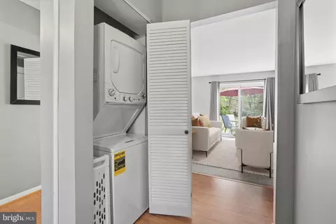 Entry Way - 405 Nottingham Rd, Baltimore, MD 21229 photo 2 of 2