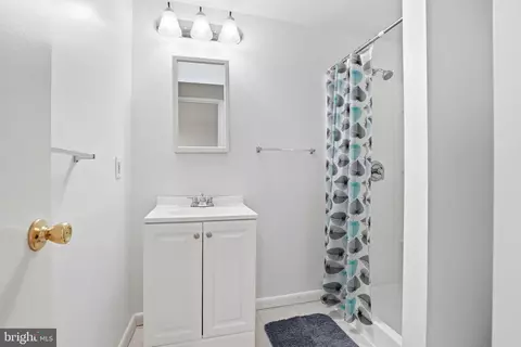 Bath - 405 Nottingham Rd, Baltimore, MD 21229 photo 2 of 2