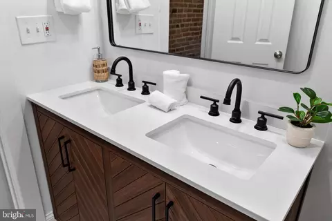 Bath - 2529 Eastern Ave, Baltimore, MD 21224 photo 3 of 8