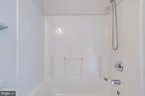 Bath - 607 Gold St, Baltimore, MD 21217 photo 2 of 5