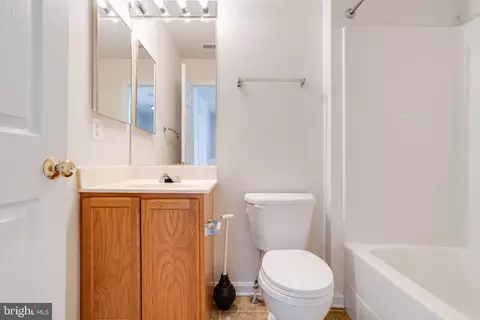 Bath - 607 Gold St, Baltimore, MD 21217 photo 4 of 5