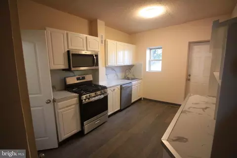 Entry Way - 2704 Greenmount Ave, Baltimore, MD 21218 photo 2 of 4